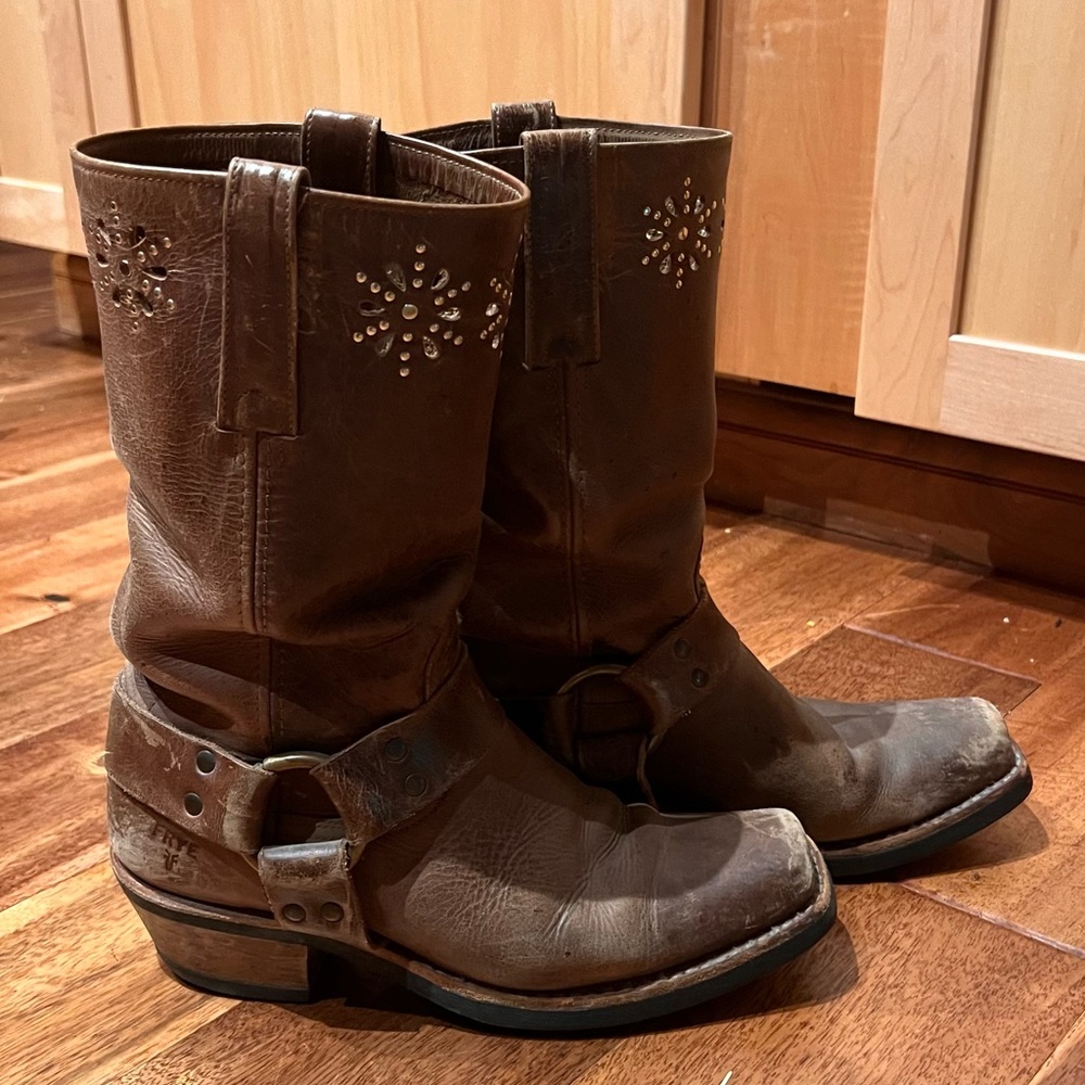 Vintage Frye 12R Harness Studded Flower Laser Cut Square Toe Pull On Boots W9